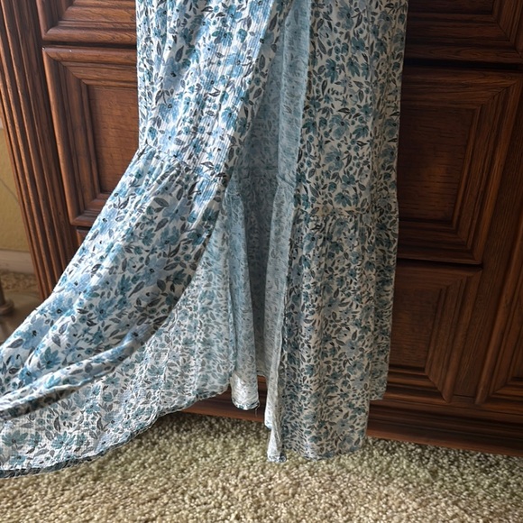 STILLWATER Chic Blue and White Floral Midi Dress with Plunging Neckline - Picture 10 of 12